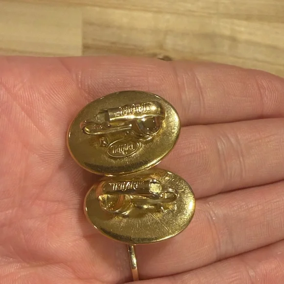 Trifari Signed Gold & Blush Pink Clip On Earrings Vintage - Picture 3 of 8